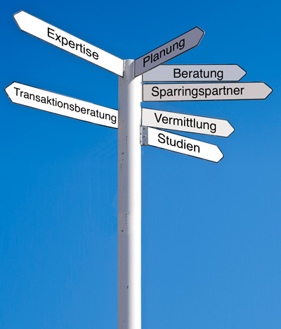 Wegweiser beschriftet mit Expertise, Planung, Beratung, Sparringpartner, Vermittlung, Studien und Transaktionsberatung